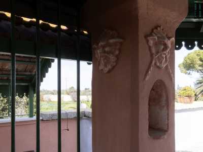 Due colonne rosse, con volti in pietra demoniaci, introducono all�ambiente coperto dove si svela un�incredibile sorpresa